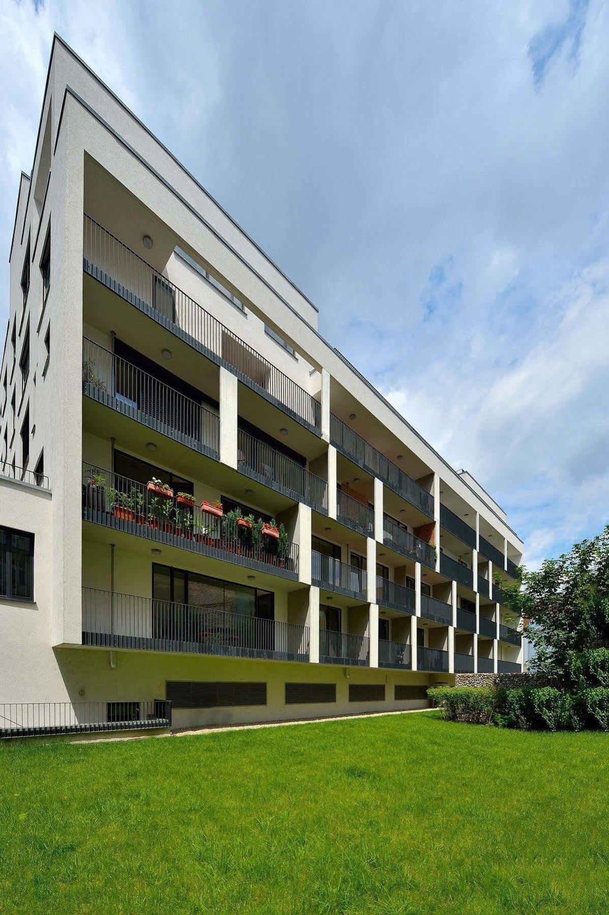 Ambiente Serviced Apartments - Dunajska Pozsony Kültér fotó