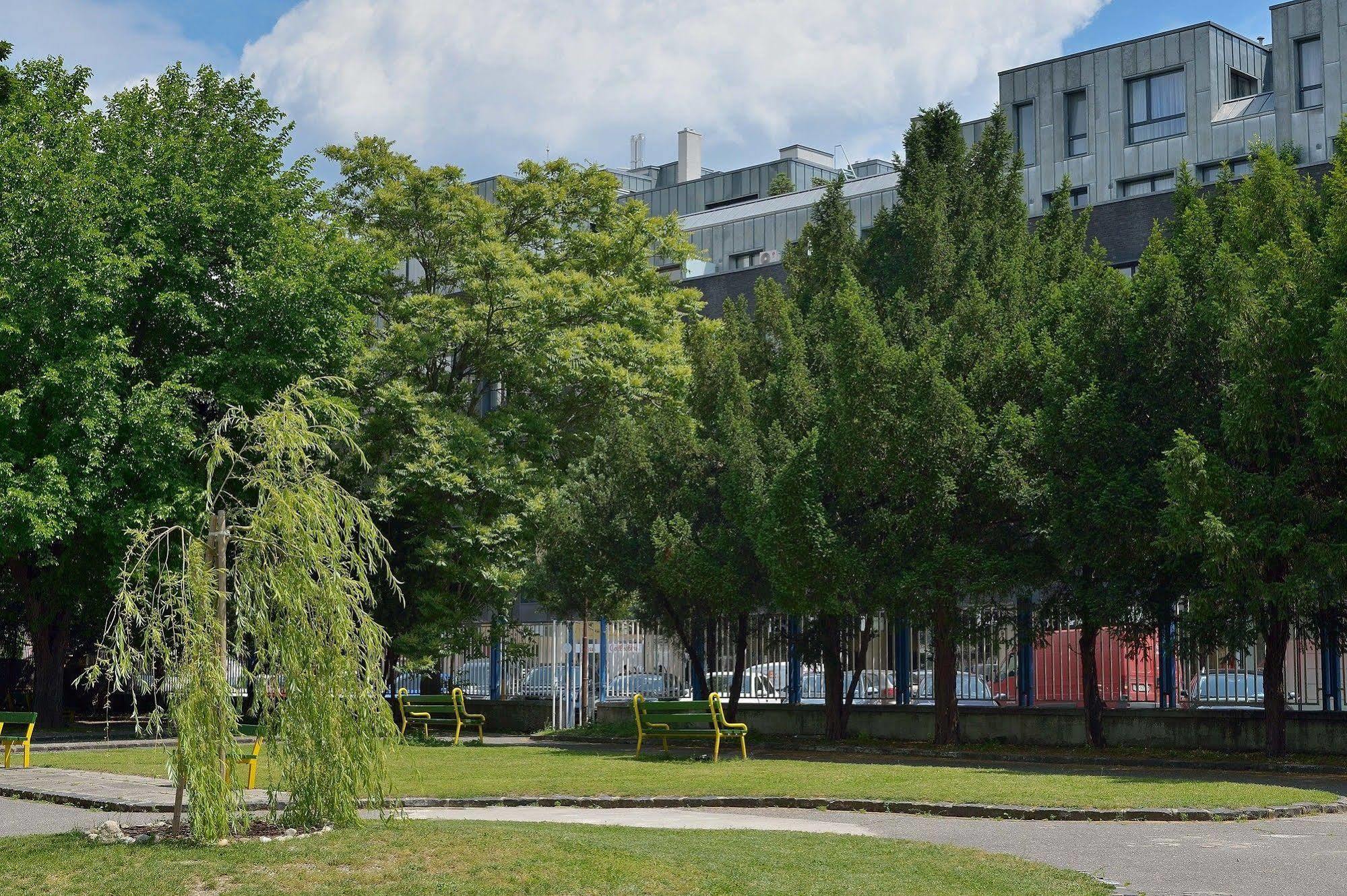 Ambiente Serviced Apartments - Dunajska Pozsony Kültér fotó