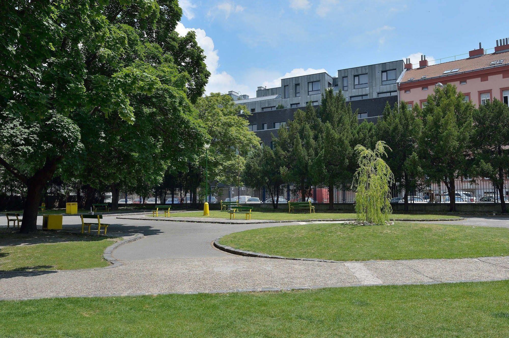 Ambiente Serviced Apartments - Dunajska Pozsony Kültér fotó