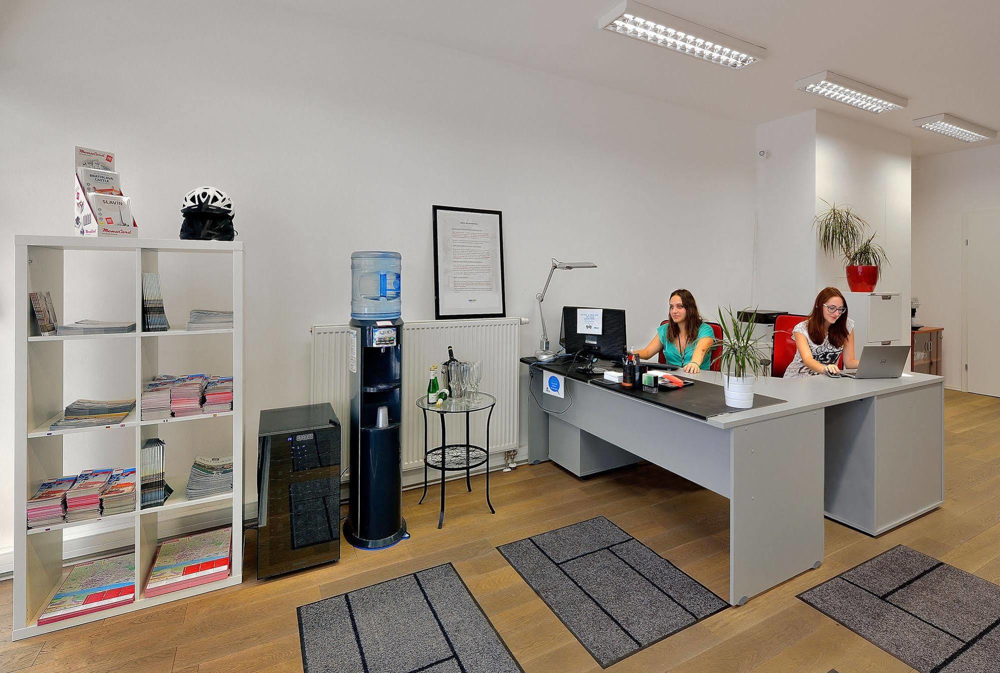Ambiente Serviced Apartments - Dunajska Pozsony Kültér fotó